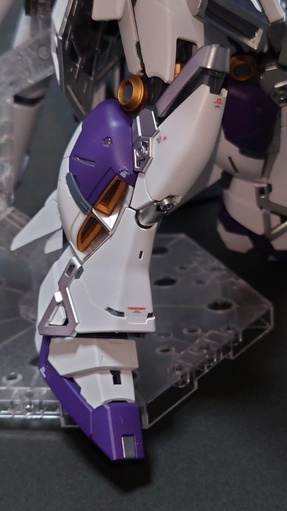 アクセントカラーとして、細部はメッキ風のメタリックにしています。アルミっぽい仕上がりにしました。