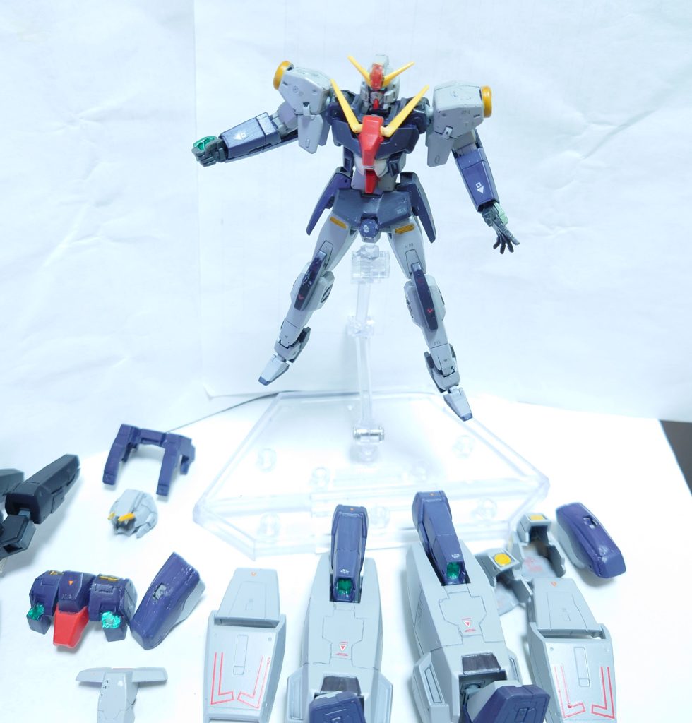 パージして中の人を出せるようにしてます。磁石を仕込んてパチっと取り付けられます。頭部はヘルメットのようにして被せれるようにしてます。