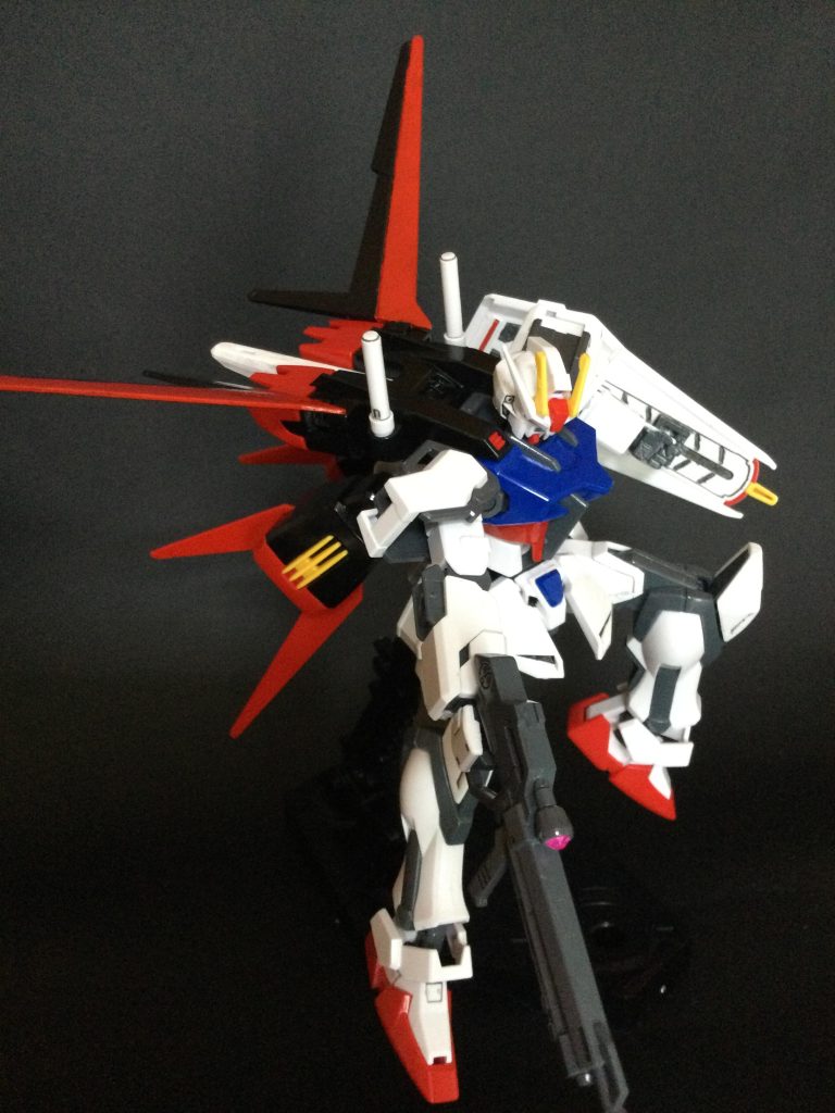 銃のスコープは前回のザクのモノアイで使った１００均のシールです。羽の赤い部分がシールだったので腹部とバーニアもミスターカラーのモンザレッドで塗装しました。バーニアが合わせ目が出るのでタミヤセメントで目消しをしましてブラックで塗装しています。