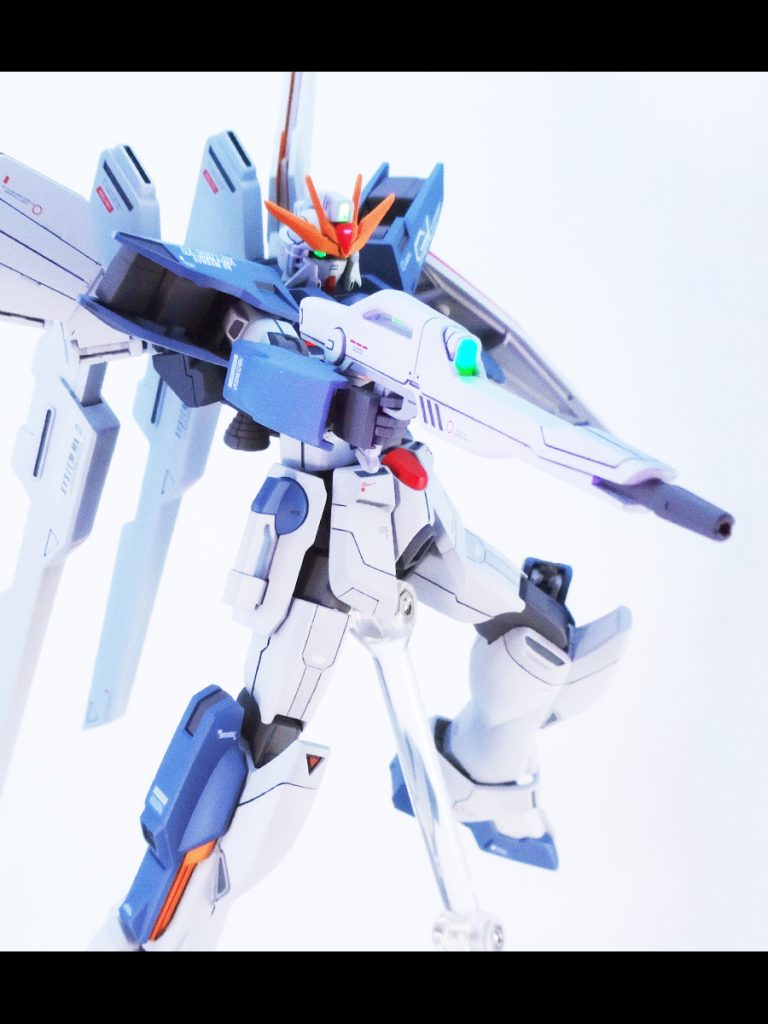 機体フォルムが本当にF91に似ています。うろ覚えですが、ゴテゴテしたバージョンのF91があった気がしますが、どちらかといえばそちらに近い…？関連性があったりするんでしょうか