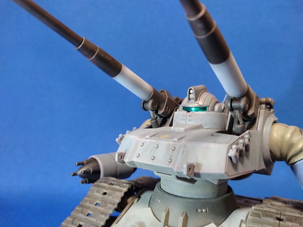 右腕の銃口が折れてます(;^_^A 