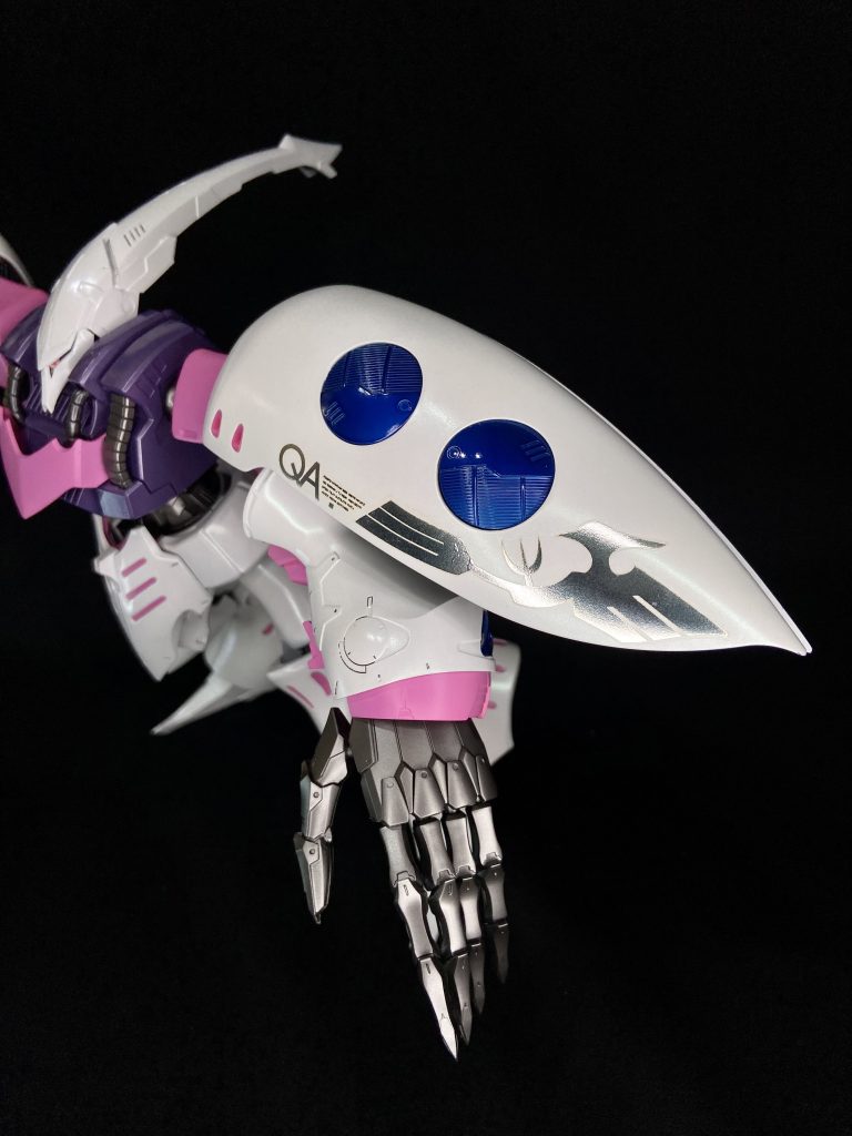 仕上げのクリアー塗装の際に100均のネイル用偏光パウダーを混ぜ込み、角度で色が変わるようにしたのですが、結果そんなにわからないぐらいの見た目になりました、、、