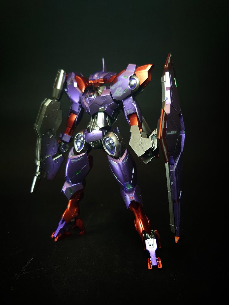 ベギルベウはバックパックに飛行用フライトユニットと大型マルチセンサーを有していたが、ベギルペンデは大容量のメインスラスターに補助型アンチドートを組み込んだバックパックを装備する。グラスレー社のフラグシップ機にもなり得る性能を備えており、運用実証試験の名目も兼ねてアスティカシア高等専門学園のグラスレー寮に5機が配備。CFラインのミカエリスと連携し対GUND-ARM集団戦術を行った。