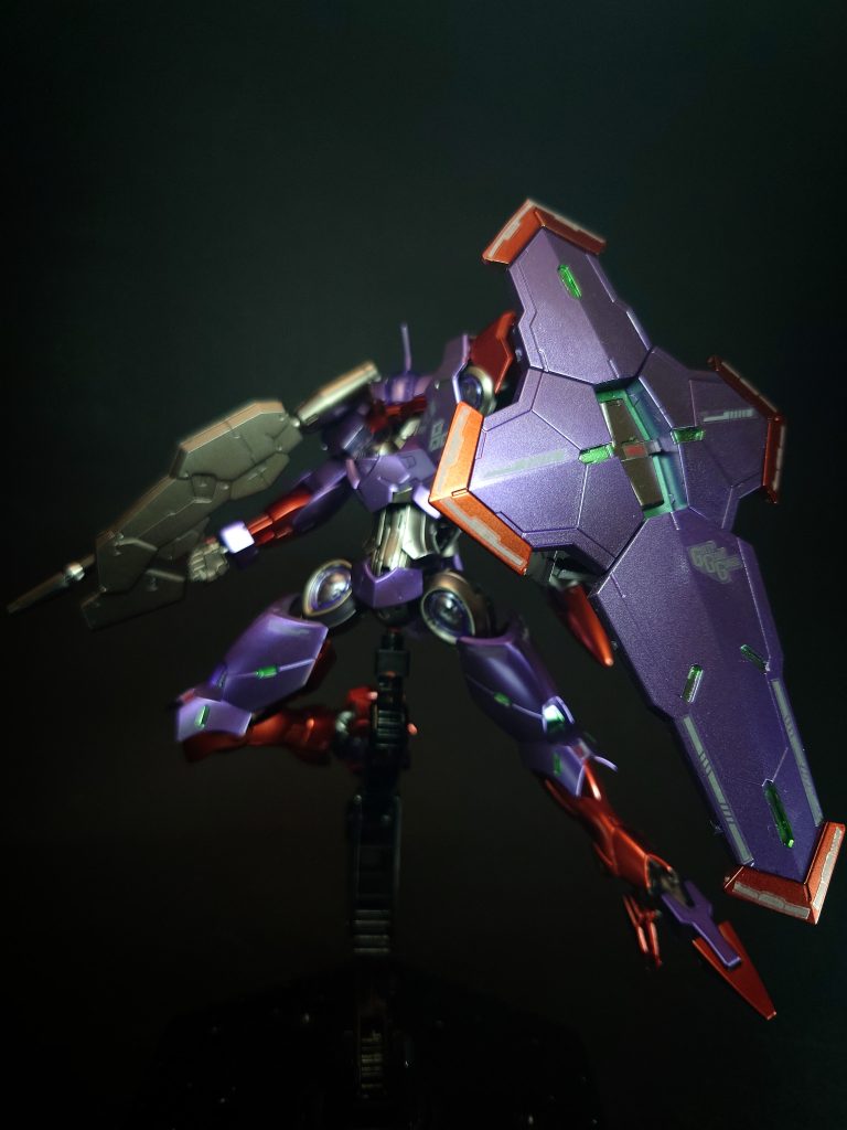 ノンキネティックシールドGUNDフォーマット妨害装置、通称アンチドートを搭載した大型シールド。グリップパーツは別ユニット化されており、射出したシールドを有線式で遠隔操作させる事が可能。