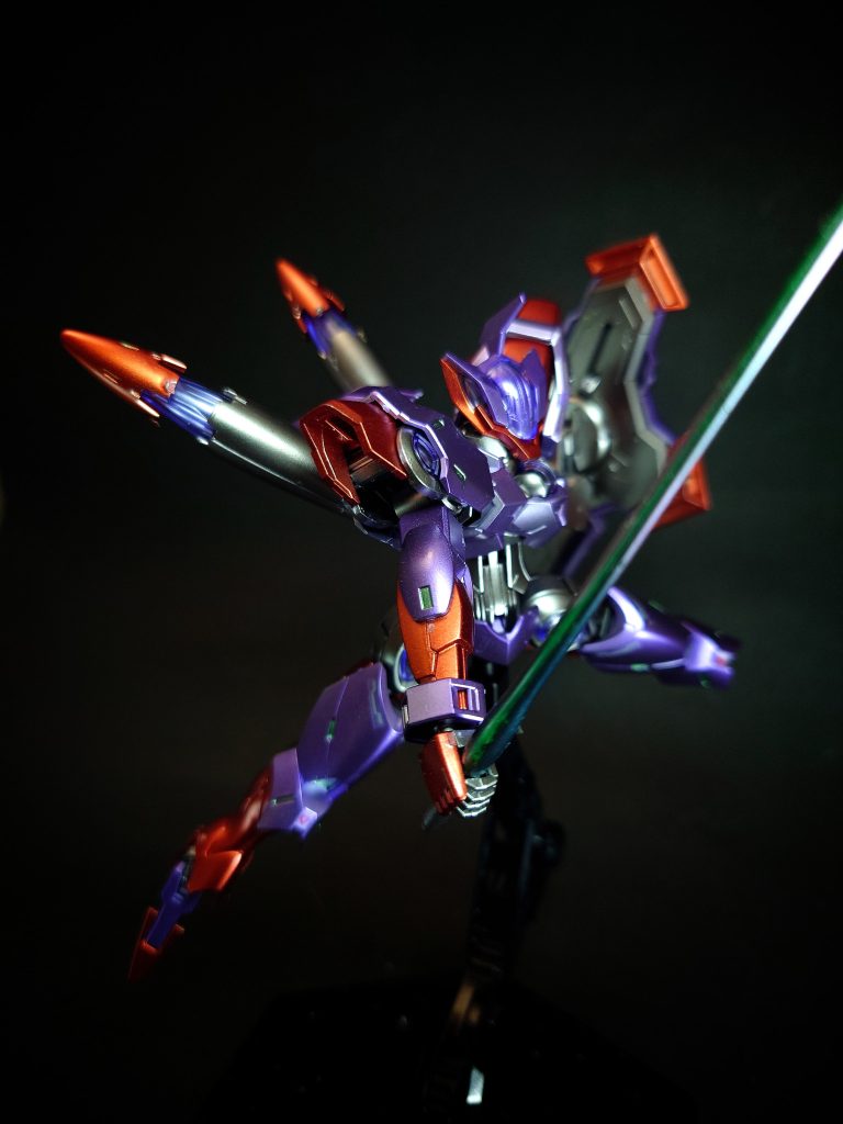 ビームサーベルノンキネティックシールドの裏面に収納された、ビーム刃を発振する近接用武器。ロングスナイパーライフル銃身下部にバイポッドを有する長距離狙撃用の長砲身ビームライフル。