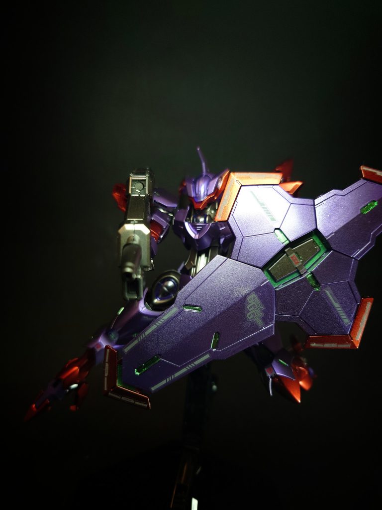 武装・必殺攻撃 編集ビームライフル大型エネルギータンクを備え、継戦能力が高められた専用の携行火器。ツインセンサー方式で命中精度に優れている。