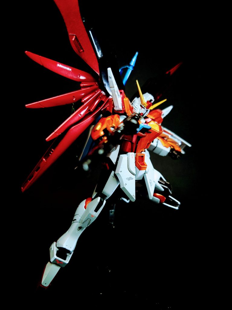 特殊能力 ヴァリアブルフェイズシフト装甲フェイズシフト装甲の改良型。装甲に掛ける電圧を調整できるようになっており、エネルギー消費の効率化を図っている。本機はハイネの戦闘スタイル、及び彼の趣向に合わせた調整をした結果、シン機では青色に発色する部位が彼のパーソナルカラーのオレンジ色となった。