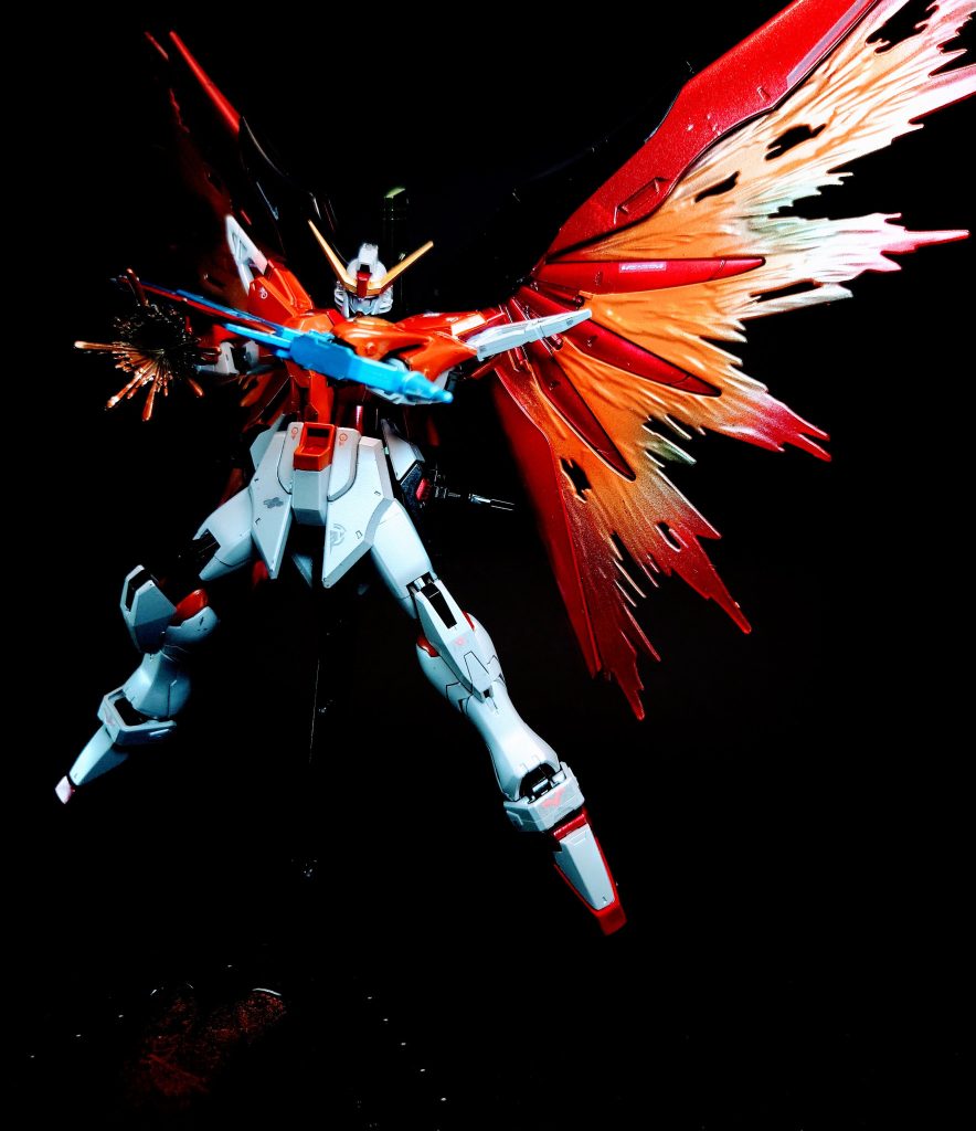 MMI-X340 パルマフィオキーナ 掌部ビーム砲左右の掌底部に内蔵された小型ビーム砲で、デスティニー独自の実験的兵装。戦艦の装甲をも一撃で破壊する威力を持ち、主に接近戦で威力を発揮する。ゼロ距離射撃、中距離射撃、果てはビームサーベルとして使用することも可能とされており、パイロットの発想次第で様々な応用が可能。