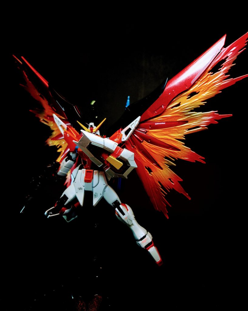 MX2351 ソリドゥス・フルゴール ビームシールド発生装置両手甲部に1基ずつ、計2基装備されている防御兵装。連合製MSであるハイペリオンなどが搭載していたモノフェーズ光波シールドを基に改良した装備。ビーム砲や陽電子砲の直撃すら無効化する高い防御力を持つほか、展開サイズや形状も自在に変化させることが可能。ビームサーベルやビームガンとして攻撃にも使用可能とされる。実体式シールドと違い、ダメージの蓄積によって破壊される事が無いほか、機体の軽量化にも一役買っている。使用には大量のエネルギーを消費する為、バッテリー駆動式のMSでは稼働時間が短縮されてしまうが、本機はハイパーデュートリオンエンジンを動力としているので稼働時間への影響は無い。対ビームコーティングを施した実体兵装は素通りするという弱点があるが、本機ではVPS装甲を採用しているため、こちらも問題にはならない。