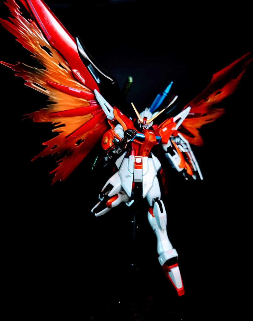 武装・必殺攻撃 MMI-GAU26 17.5mm CIWS頭部に2門内蔵されたバルカン砲。本機唯一の実弾兵器で、先行のセカンドステージシリーズに装備された物より小径化されている。MA-BAR73/S 高エネルギービームライフルインパルスなどに装備されていた物の改良型。ハイパーデュートリオンエンジンの採用により、さらなる出力、速射性能の向上が図られた。腰部にマウントラッチがある。RQM60F フラッシュエッジ2 ビームブーメランソードインパルスのフラッシュエッジの発展型。ビームサーベルとしても使用可能だが、2つを組み合わせて大型の実体式ブーメランとする機構はオミットされた。対ビームシールドを容易に切断する威力がある。シン機とは異なりオレンジ色のビームを発振する。