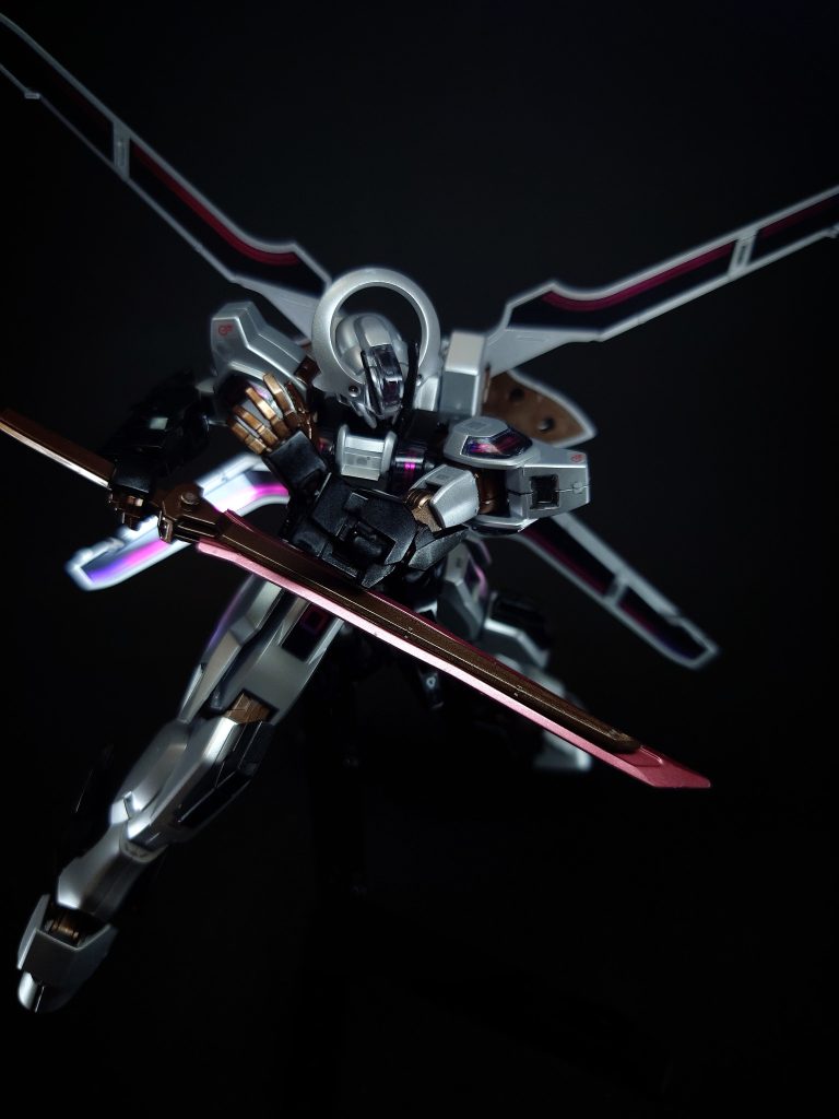 機体名であるシュバルゼッテ(Schwarzette)はドイツ語でSchwarz:『黒』を意味し、etteはフランス語に由来する女性形の接尾辞である。なお、Schwarzは黒から転じて『不吉・不幸・災厄』などの意味も持ち、etteを付けた語には『紛い物』『代用品』があるため、ネット上では単語の意味だけ見て『黒い代用品』『不幸な代用品』などの訳語が広まっており、ジェターク姓を名乗らせてもらえないラウダやスレッタ・マーキュリーの境遇と重ね合わせる視聴者も多い。なお命名者はヴィム・ジェタークであるため、『ガンダムの紛い物』という当て付けの可能性もある。が、結論から言うと、これは誤訳である。