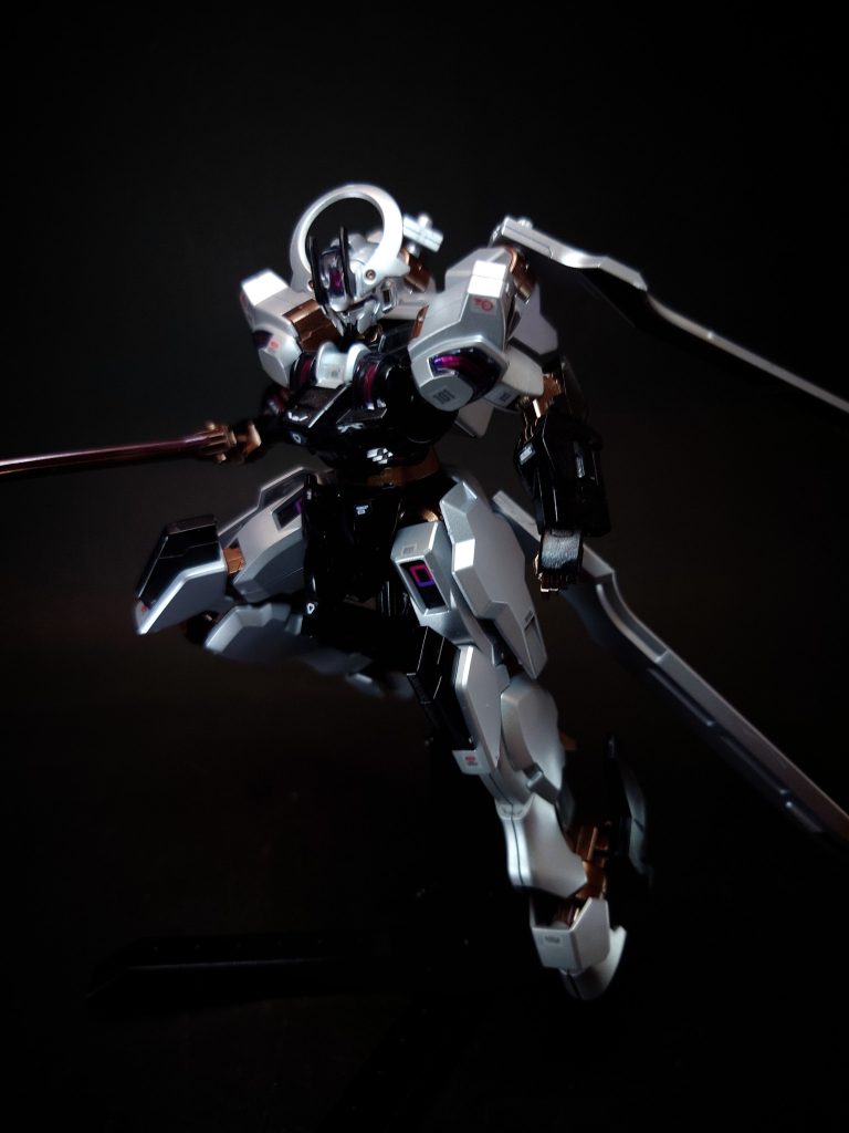 特殊機能 GUNDフォーマット福祉工学を端とする革新的身体機能拡張技術「GUND」をMS用に発展させたインターフェース。シュバルゼッテの物は、操縦系統の問題を解決する目的でシン・セー社から供与された技術を使用している。全身に配されたシェルユニットは、赤と紫が混ざった独特の発色を見せる。