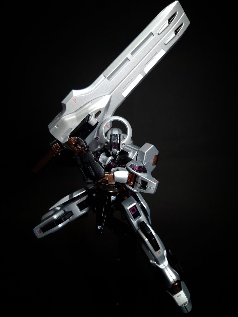 武装・必殺攻撃 ガーディアンガンダム・エアリアルのエスカッシャンを参考に作られた多目的攻防プラットフォーム。エスカッシャンと同様にガンビットで構成されており、4基の攻撃用ビットステイヴと、2基の防御用ビットステイヴの組み合わせによって機能性を大きく変化させる事が可能。防御ビットステイヴにはフォアグリップが内蔵され、取り回しの補助に用いられる。