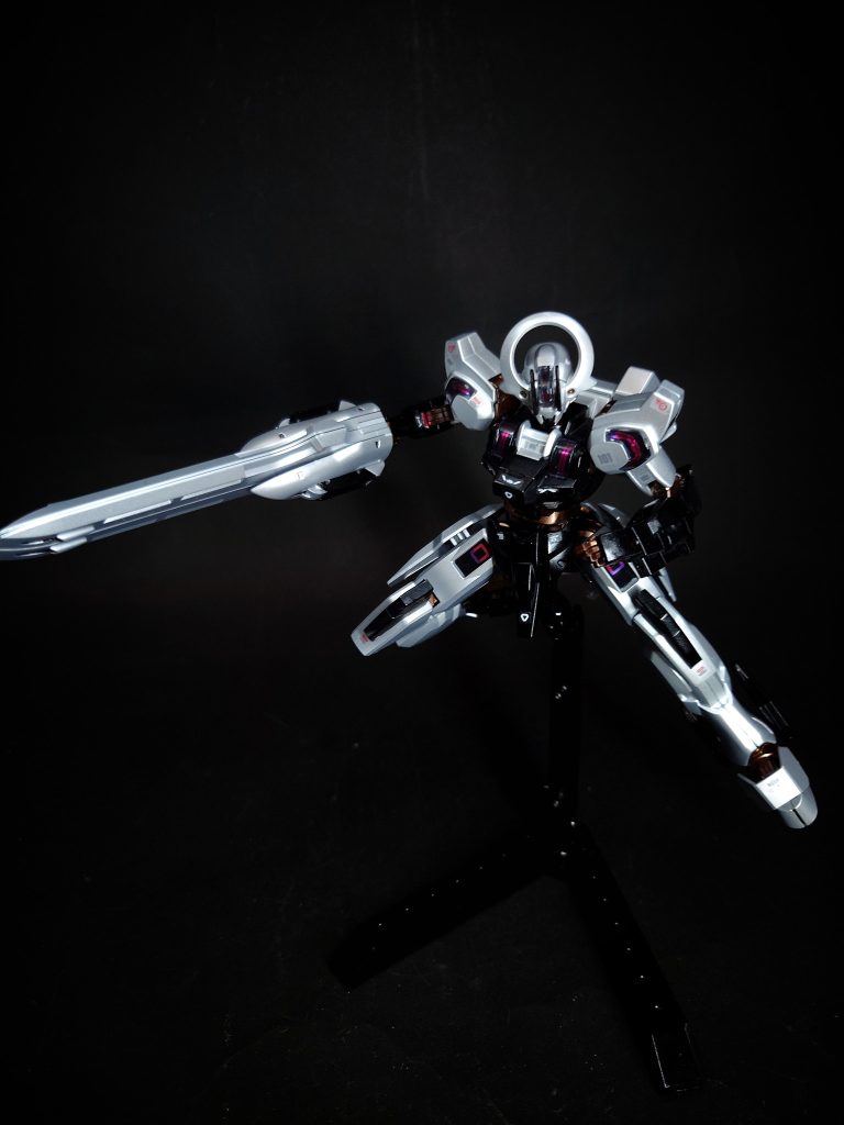 まず、etteは接尾辞であるため、Schwarzに修飾されているのではなく、Schwarz『を』修飾する。つまり『黒いette』ではなく『etteな黒』(『黒のette』)となるのが正しい。そしてetteはあくまで女性的なイメージが第一義であり、意味を持たせるとしても『小さい』『可愛い』と言った意味合いが強い。『代用品』としてetteを使った場合のニュアンスは『役立たずのおチビちゃん』的な意味合いである(兵器のくせに役立たず=紛い物、と言うこと)。つまり、不幸・代用品と言う意味に取った場合、『不幸の代わりをするおチビちゃん』と言った感じの、まるで意味がわからないニュアンスになってしまうのである。そもそも、兵器に対して『代用品』などとつけるのは明らかに不自然。