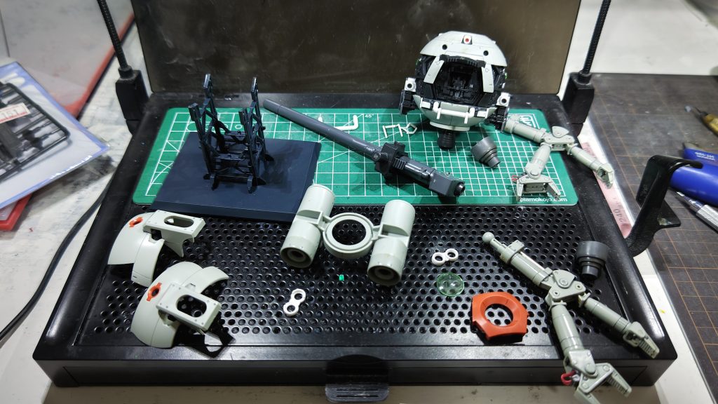 ジャンクで入手したボールの要らないパーツを除去し、マニピュレーターを可動出来る様にします。