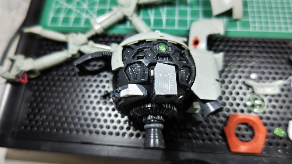 本体横をプラ板で埋めます。