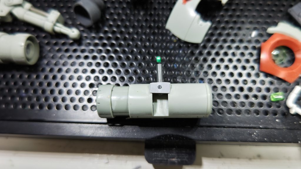 マニピュレーターを下部装甲から切り離して、接続する部分にアタリを付けたらプラ板で覆って中に可動用のポリキャップを仕込みます。