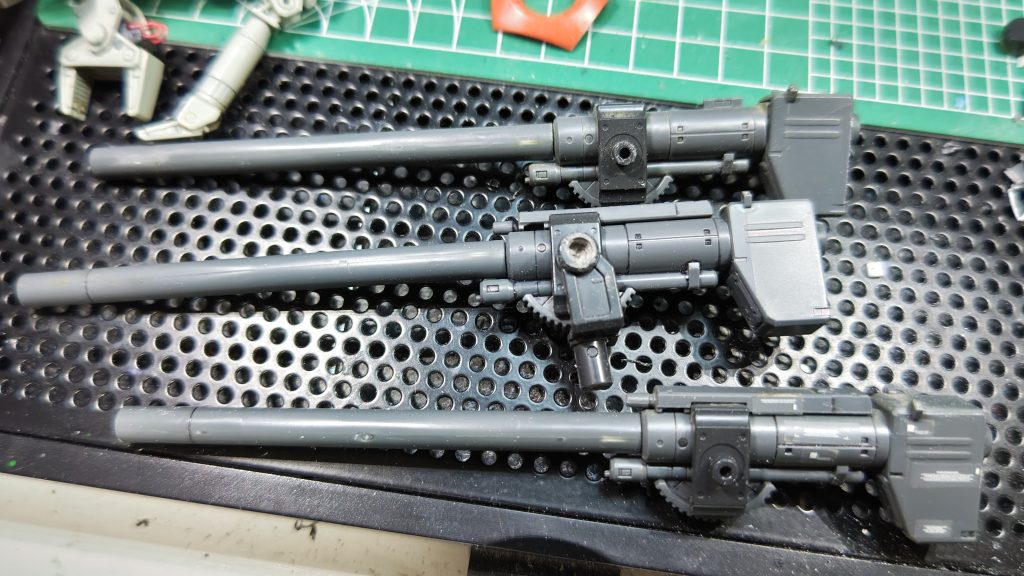 キャノンを三つ用意して、真ん中以外の本体接続パーツを外して、横の凸に合わせた大きさの穴をピンバイスで掘り、接続します。