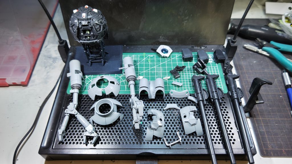 左右にMGF91の装甲から持ってきたパーツを接着全パーツにグレー、ホワイト、連邦グレー、クリアーブルーで色を塗る。塗ったものが👆です。