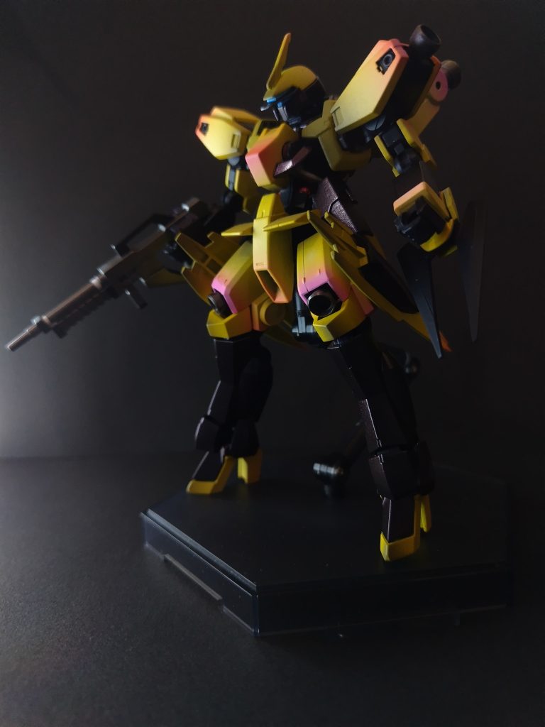 黒背景はフレームと暗い外装が隠れていい感じに。。