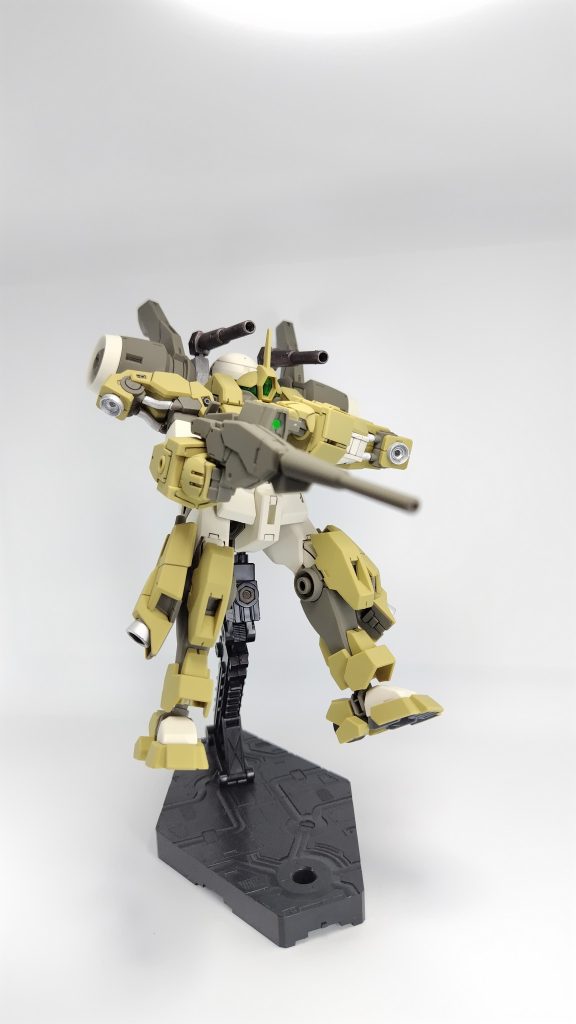 ライフル両手持ち。