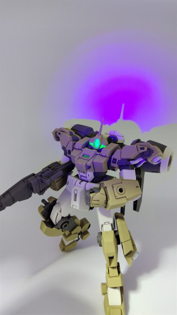 メインカメラはブラックライトで眩しく光ります。背中のほうもいずれ光るようにします。