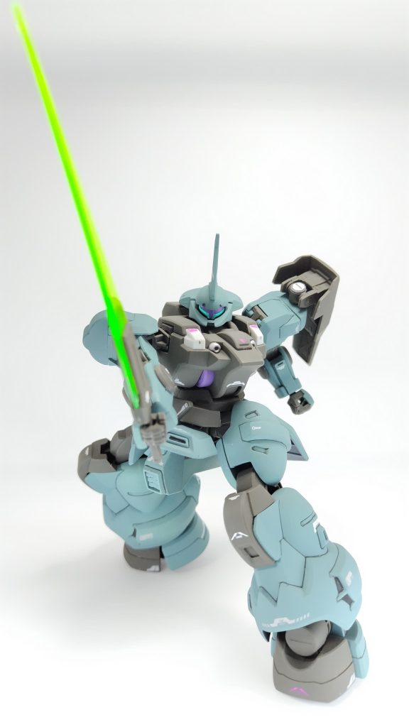 サーベルでの切りかかり。グエル機、ラウダ機よりもシンプルですが下半身がどっしり、胴体が小さめなのが好きなので私はこれがいいと思います。 