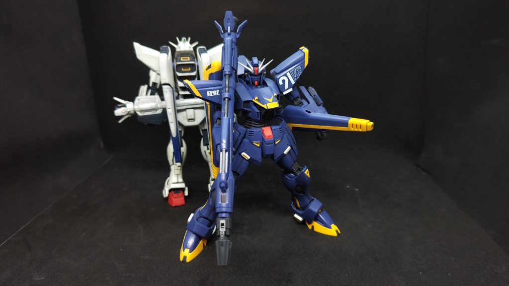 量産型F91と背中合わせ