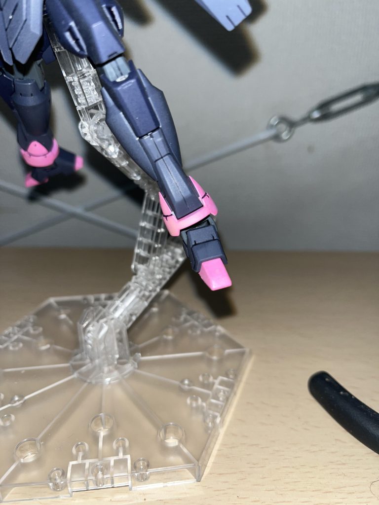 ちなみに足首は加工してます…って言ってもパーツ切り欠いただけですが、、上記は無改造の時の足首可動。まあ、無改造でも引き出してやればもう少し動きますが、でもこんなもんです。