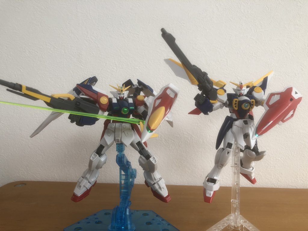 ウイングガンダムと。一見似た印象ですがこうして並ぶと全然違いますね。