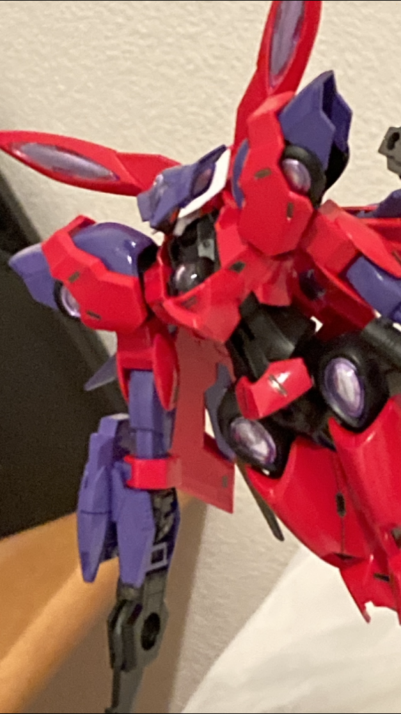 頭部の造型は元のベギルベウとはかなり違うものになってます。デュアルアイ化によってセンサーや通信性能の強化がされた設定です。