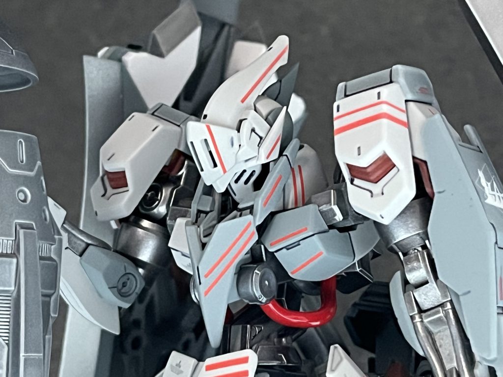 今回作はラインデカールをメインにするために、コーションデカールは控えめに貼り付けました。ラインデカールは左半身のみに入れてアシメにしています。