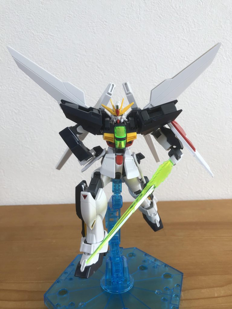 ビームソードの柄を掴んで引き抜こうとしてます。