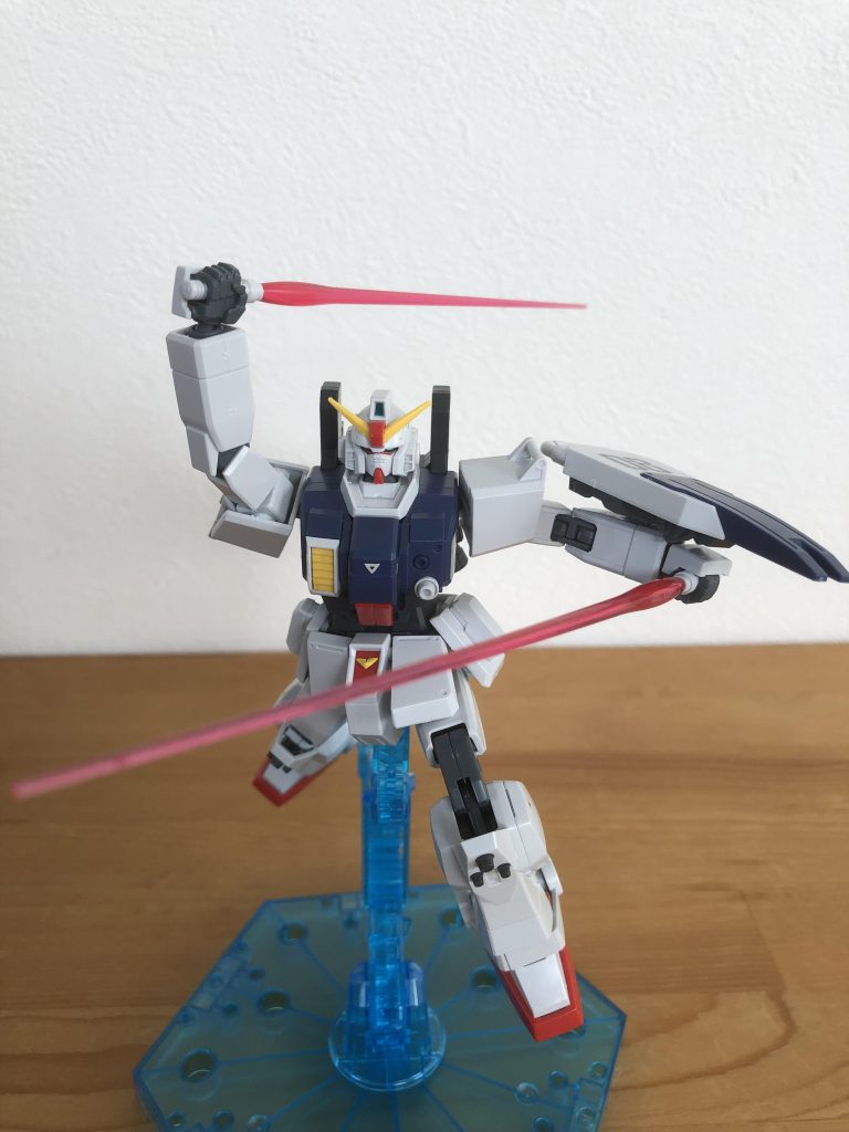 二刀流。地に足ついてた方がしっくりくる機体ですが、浮かせたポーズもこれはこれで。