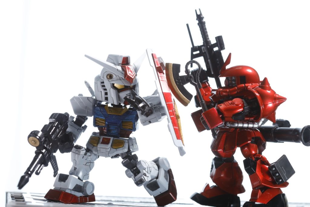 最近作ったシャアザクと共に。SDCSモデルはポージングが楽しいですね!