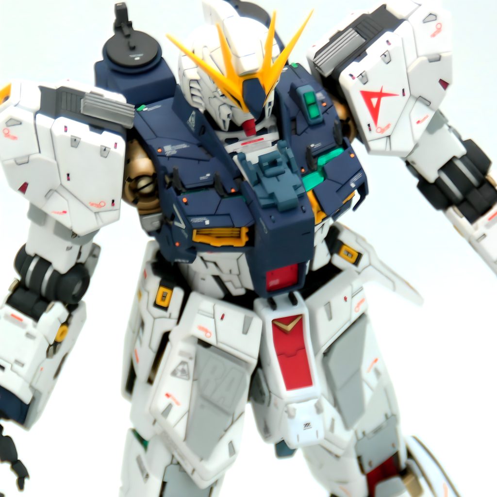 0.15mm・0.25mm・0.4mmのスジ彫りと塗り分けを施し、金属色・蛍光色を差し色にして精巧に仕上げました。