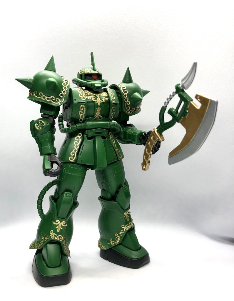 特徴である大型ヒートホークは、1/100のランバラル専用ザクの物を流用しました。