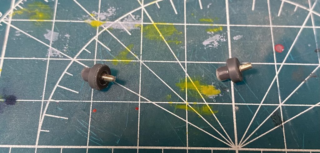 簡単な工作もしました。プラパイプや真鍮棒を使用して画鋲のようなパーツを自作しました。