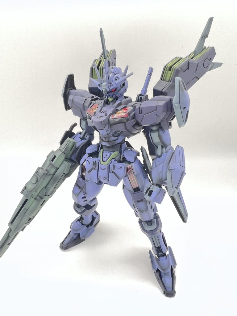 全体のフォルムには手は入れてませんが、プラ板でミニサイズのアンテナを追加したり、凸パーツを追加したりとディティールアップしています。