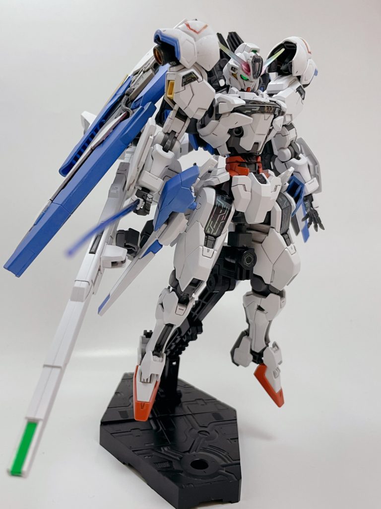 今回はキャリバーン自体のディテールアップがまだできていませんので胴体をオリジナルパーツを挟んで延長したのと股関節の接続を交換して少し足の位置を下げています