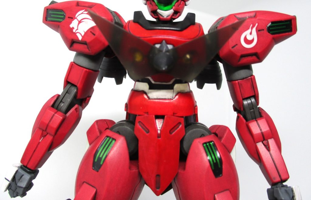 胴部はエルドラブルート。目っぽいのは補助センサーでジュエルシールを使用。黒い半透明のプレートは試験運用中の対ビーム装甲という設定で、クリアブラックの下敷きから作りました。腕部は上腕をスペーサーで延長しただけで無改造。腰部はエルドラブルートとミカエリスを接着してます。