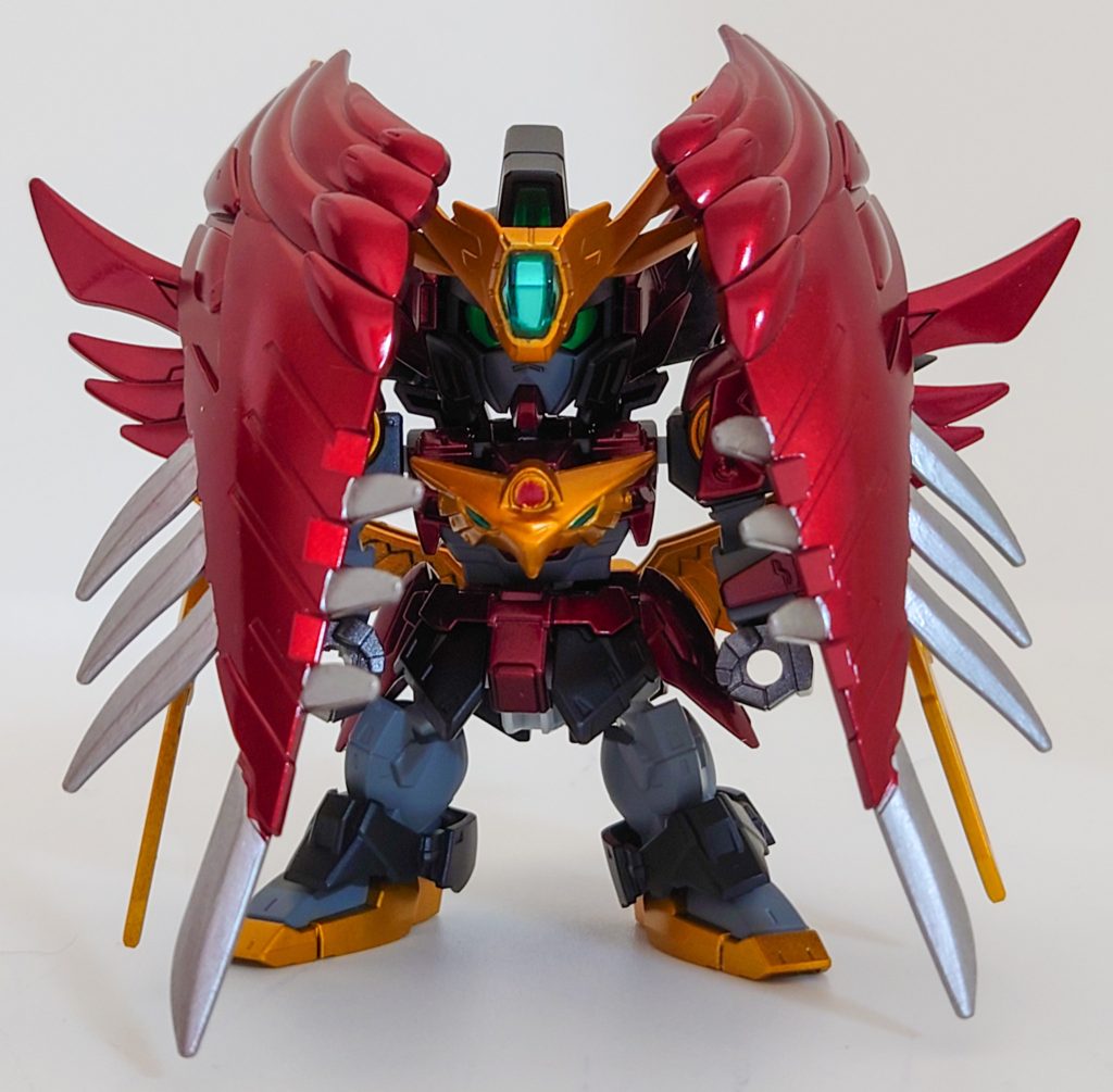 背中の羽を前面に展開した状態。