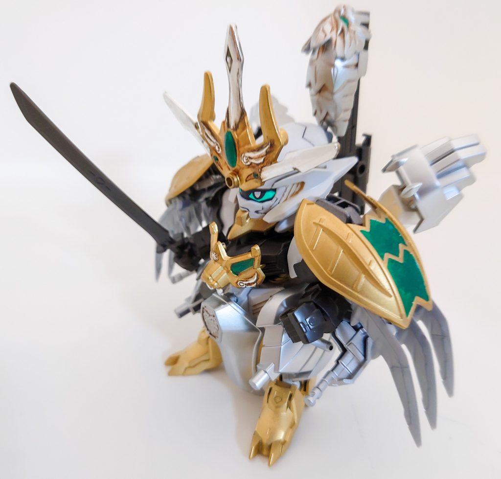 側面肩アーマーに巨大な爪を取り付けてみました。