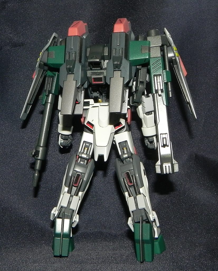 ヴェルデの大型肩パーツを取り外し可能な背面スラスターに変更させ、戦況によっては背面武装を付け替えることができるようにしてます。（現状その武装を作る予定はありません