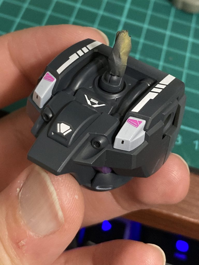 今回は本塗装の後、デカールと部分塗装する前に光沢クリアを吹いて塗膜コートとデカールのシルバリング対策を両立しています。手間は増えますが仕上がり段違いです、エナメルふき取りやすくなるし!