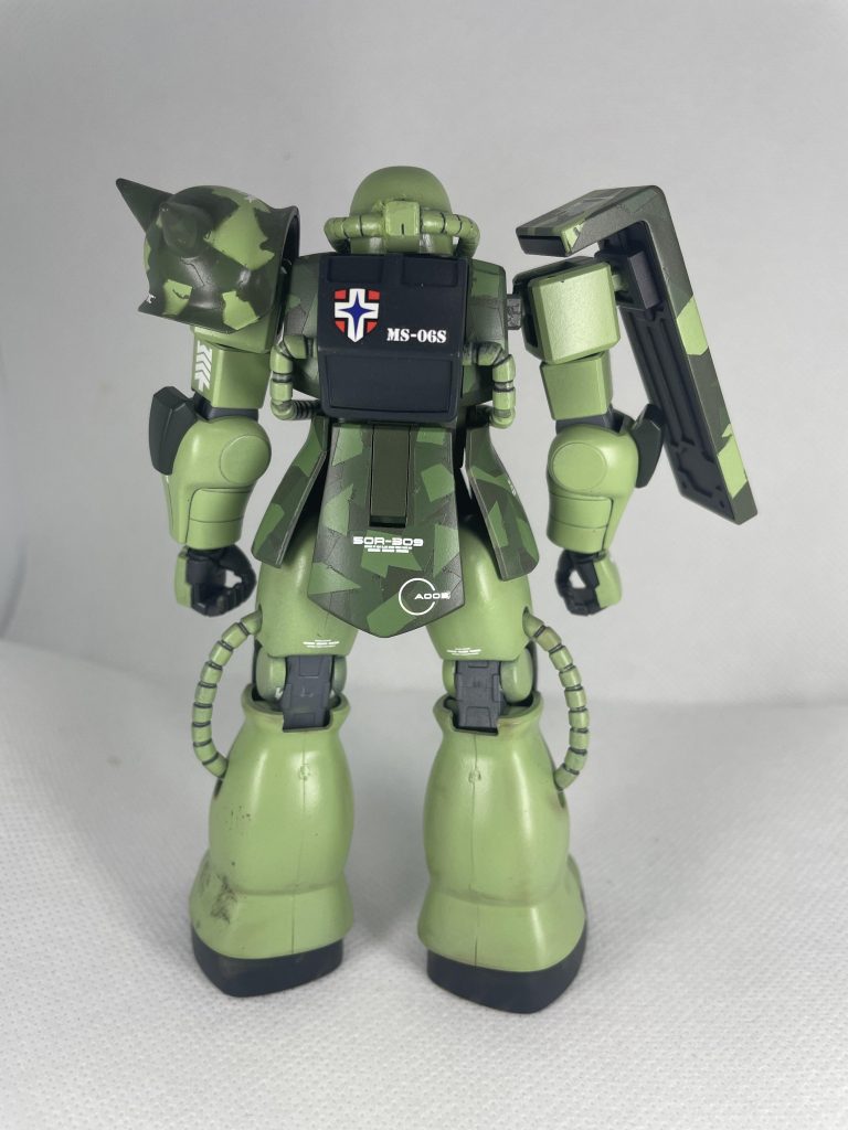 写真撮ってるときに気が付きましたけど足の合わせ目なかなか目立ちますねーww今回はその辺には重きを置いてなかったのでまぁそこは良し。　最後の最後で足に塗料飛びがあって急遽汚して誤魔化してたりします。