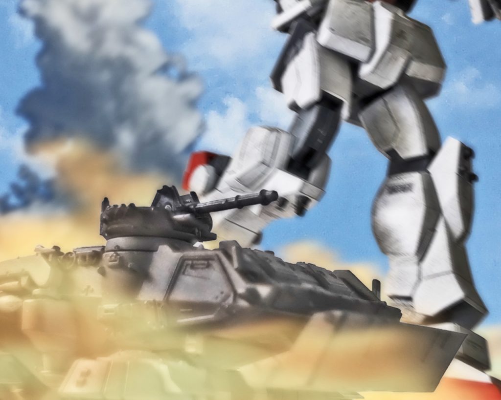 「隊長、敵MS来ます!数1、例のホバータイプです!」エレドアが無線を入れ、ミケルがホバートラックの運転を担う。ホバートラックはカレン機と並走し前進した。「確かに速い機動だ。カレン機は後ろについてくれ。俺が仕掛けてみる!」「隊長がですか?…、了解!」(指揮官自ら突っ込むなんてまた無茶を…)カレンは呆れながらも段々この感覚に慣れ始めていた。フォワード(前衛)をシロー、バックス(後衛)がカレンが務めるフォーメーションを組む。シローの狙いはこうだ。射程は短いが広範囲をカバーできる100mmマシンガン装備のシロー機が牽制し、高火力でロングレンジに対応できるビームライフル装備のカレン機が仕留める戦法だ。(あれに似たMSを俺は知っている…)シローは地球に降りる前に見た脚部が強化されたジオンのMSを思い出した。(まさかあれにアイナが…?)