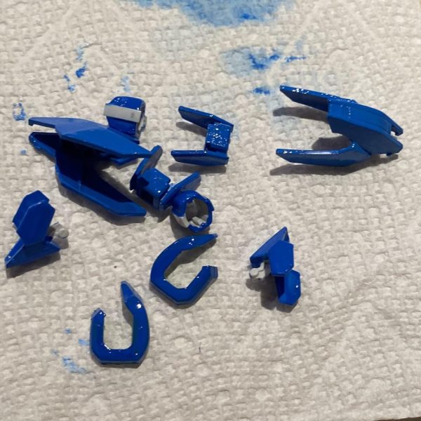 I have some really weird idea I want to try. So first I painted some spare parts which you might recognize, and then tried to tweak this shoulder to work how I want it to. After a lot of careful painting and sanding, here we are.Not sure where to go from here, but the idea is there.（1枚目）