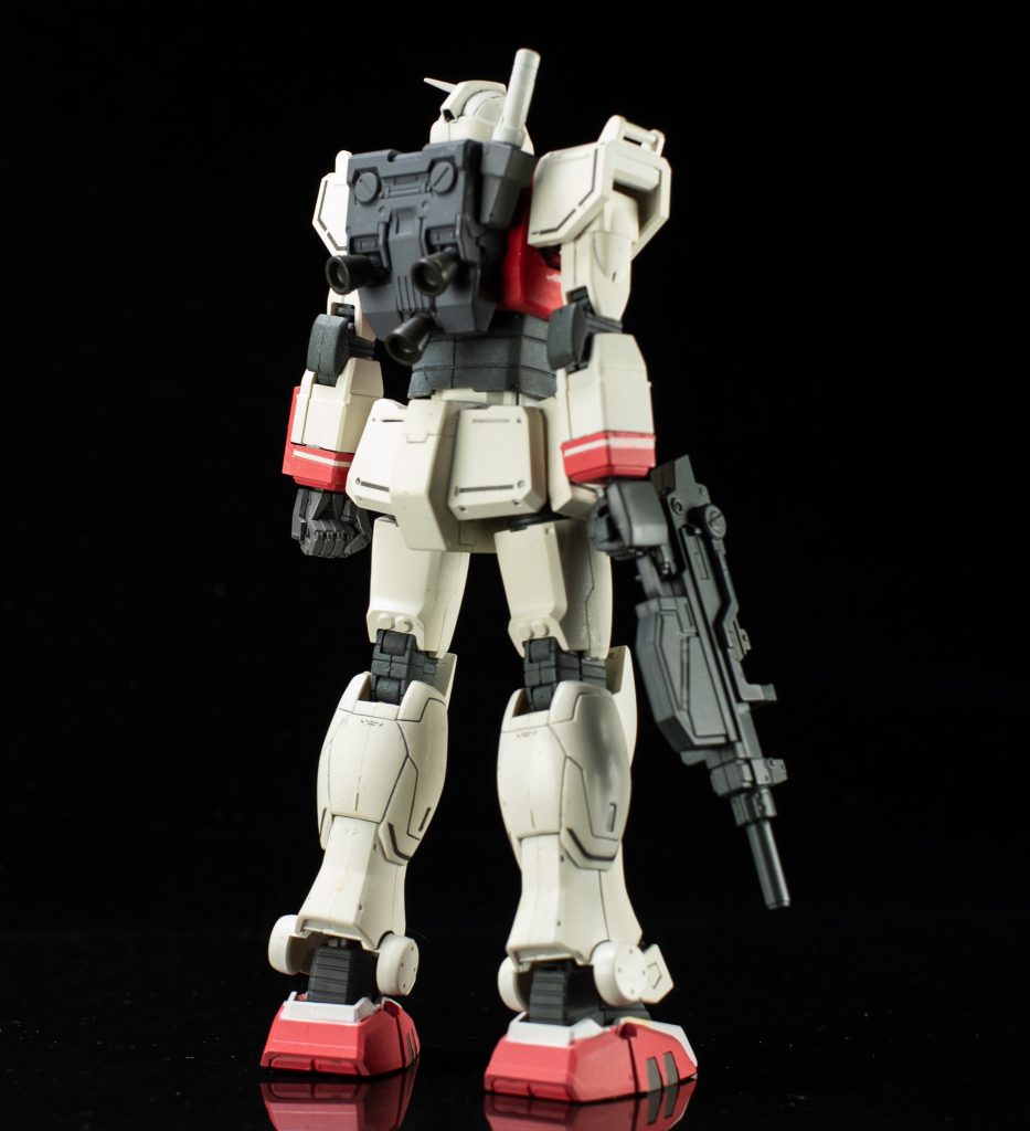 バックパックは北米仕様より流用して、バーニアを3基にし、ビームサーベルも一本差しにしています。スミイレは0.3mmシャープペンです