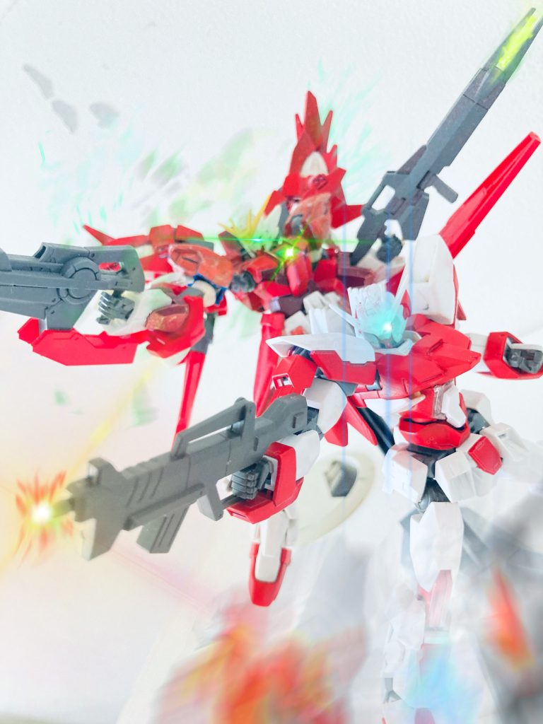 最後に過去作 リヴァイズガンダムとの共闘イメージご覧いただきありがとうございました!今後換装パーツなども作成していく予定ですそして名前の通り、ファーストなのでそのうち後継機が生まれる予定です問題は新規キットを買う経済力ですね